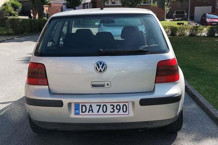 Sølv VW Golf fra 1999