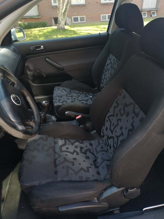 Sølv VW Golf fra 1999