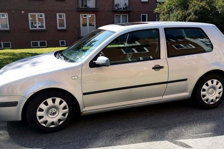 Sølv VW Golf fra 1999