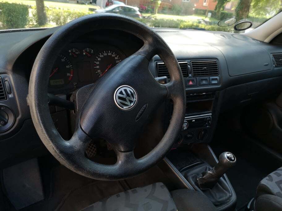 Sølv VW Golf fra 1999