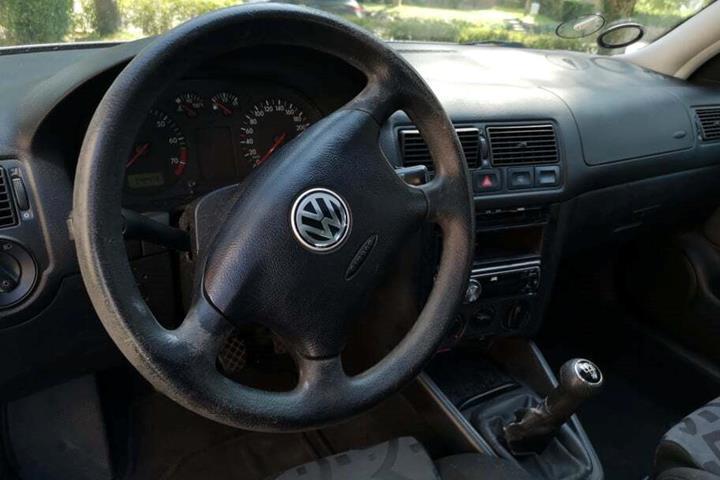 Sølv VW Golf fra 1999