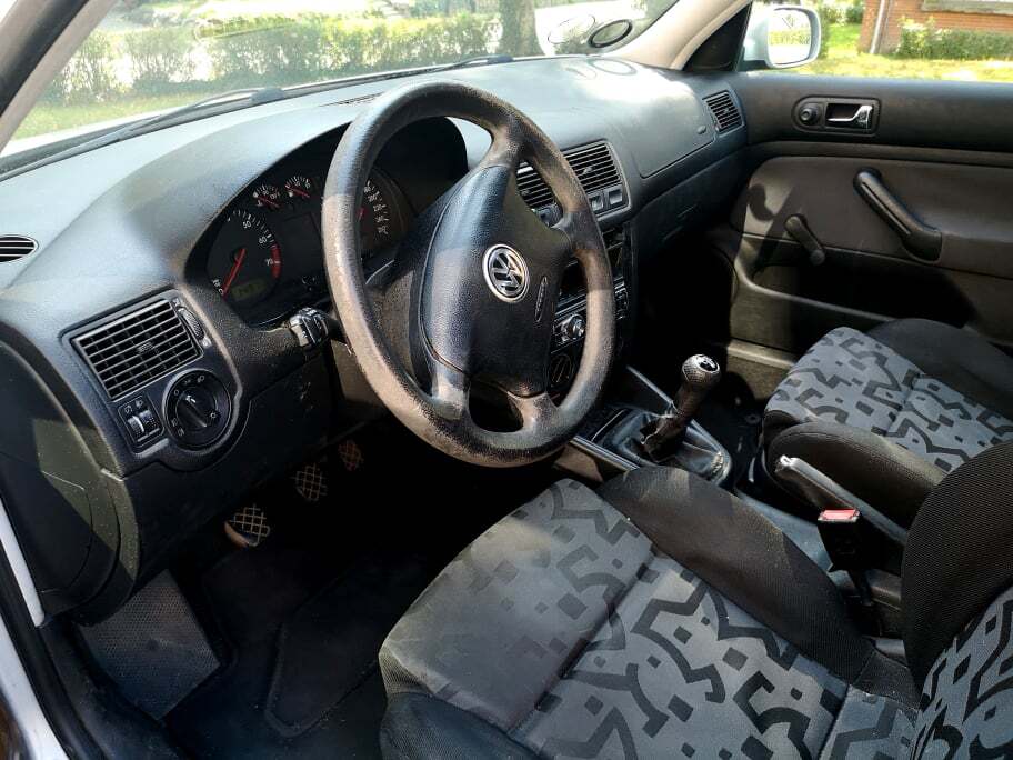 Sølv VW Golf fra 1999