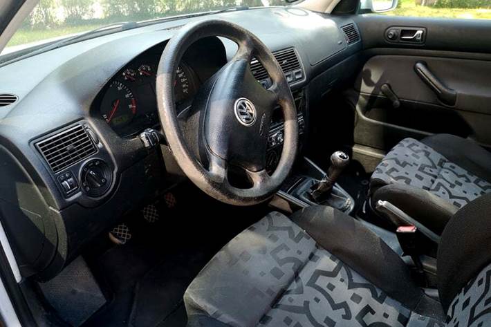 Sølv VW Golf fra 1999