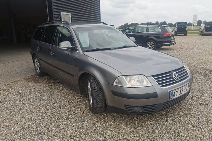 Grå VW Passat fra 2004