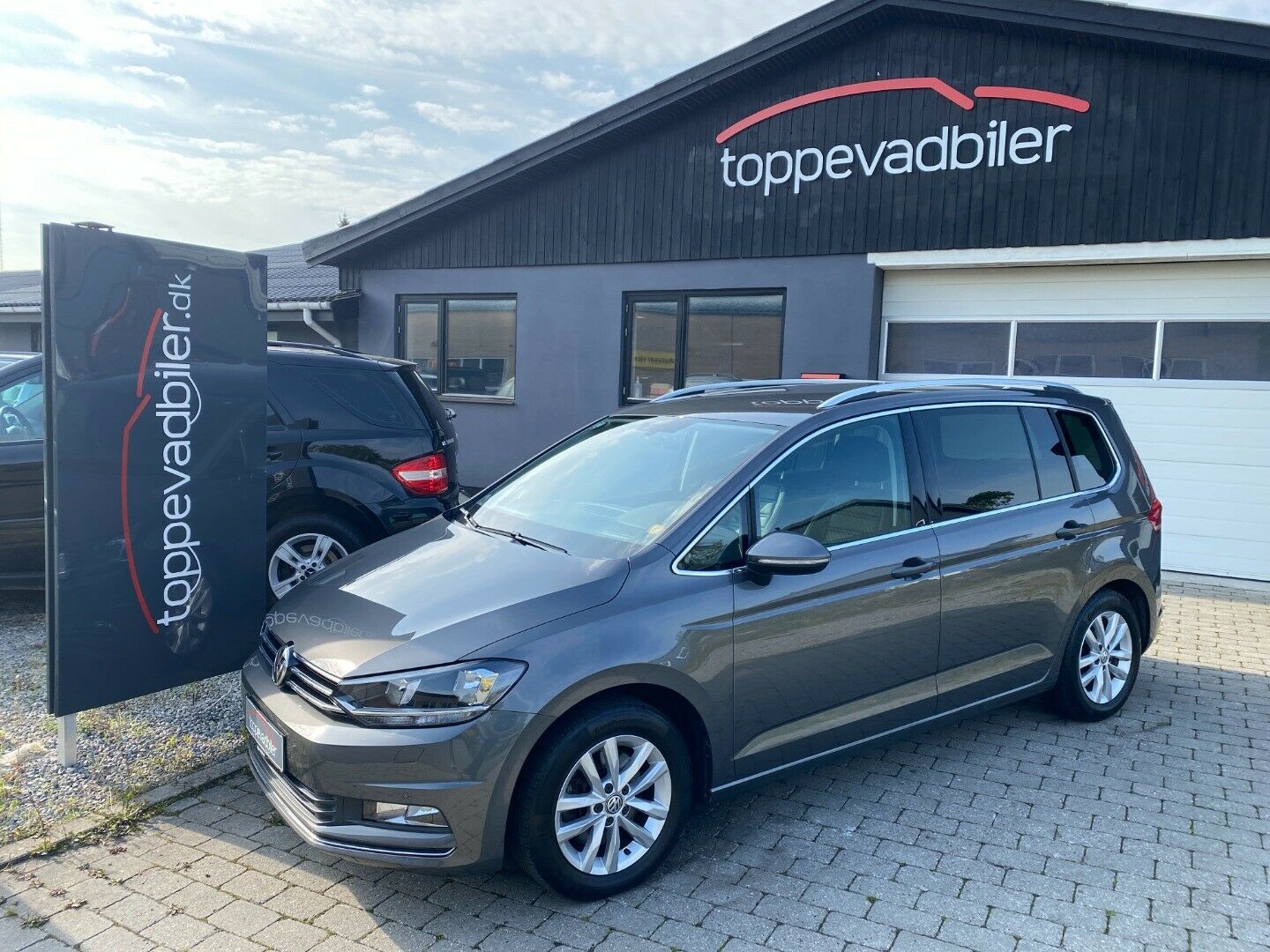 Grå VW Touran fra 2016