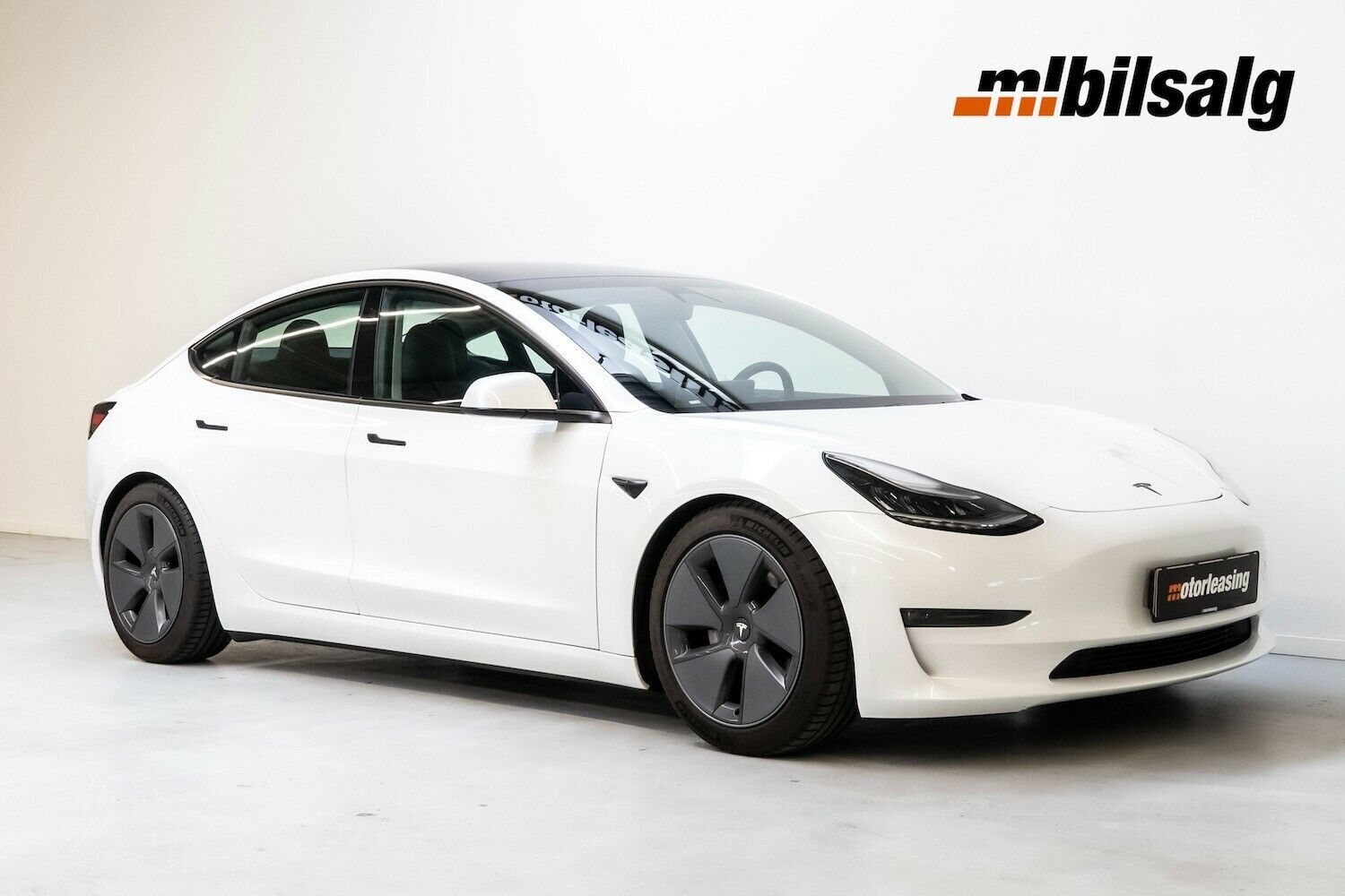 Hvid Tesla Model 3 fra 2021