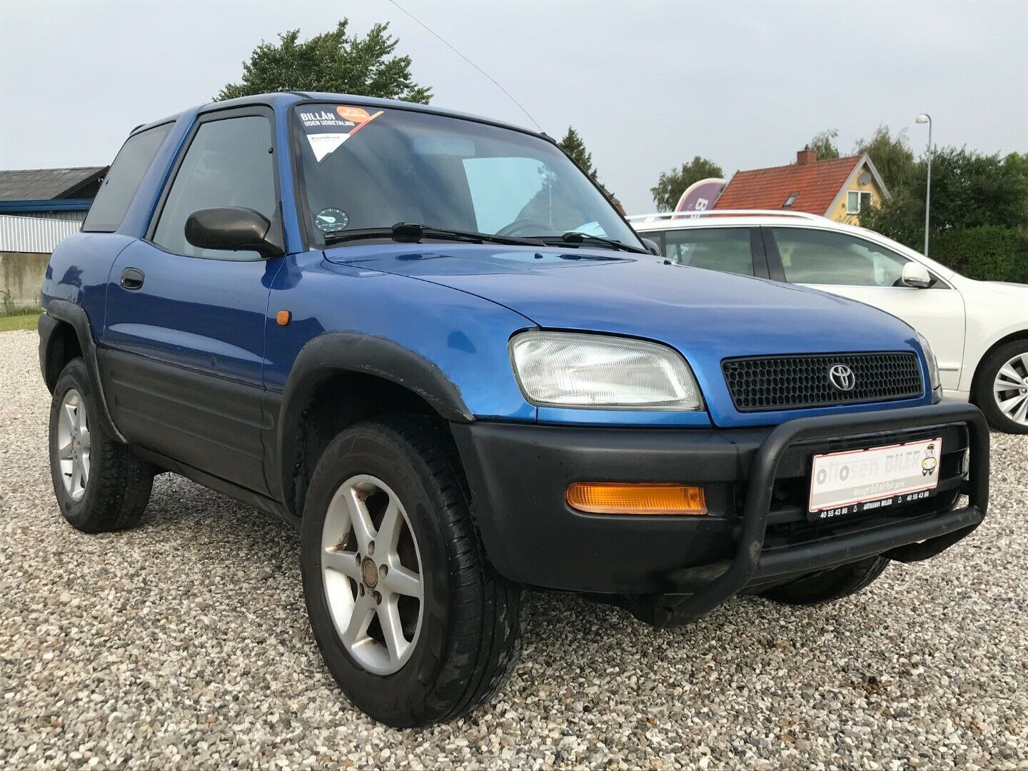 Blå Toyota RAV4 fra 1994