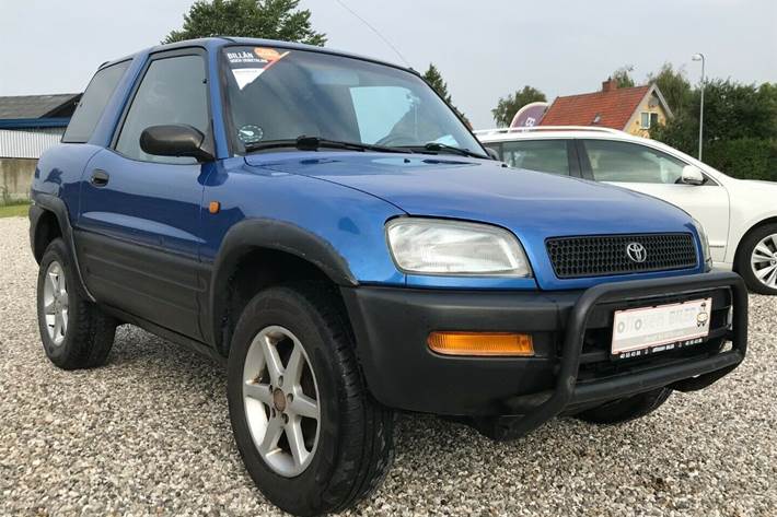Blå Toyota RAV4 fra 1994