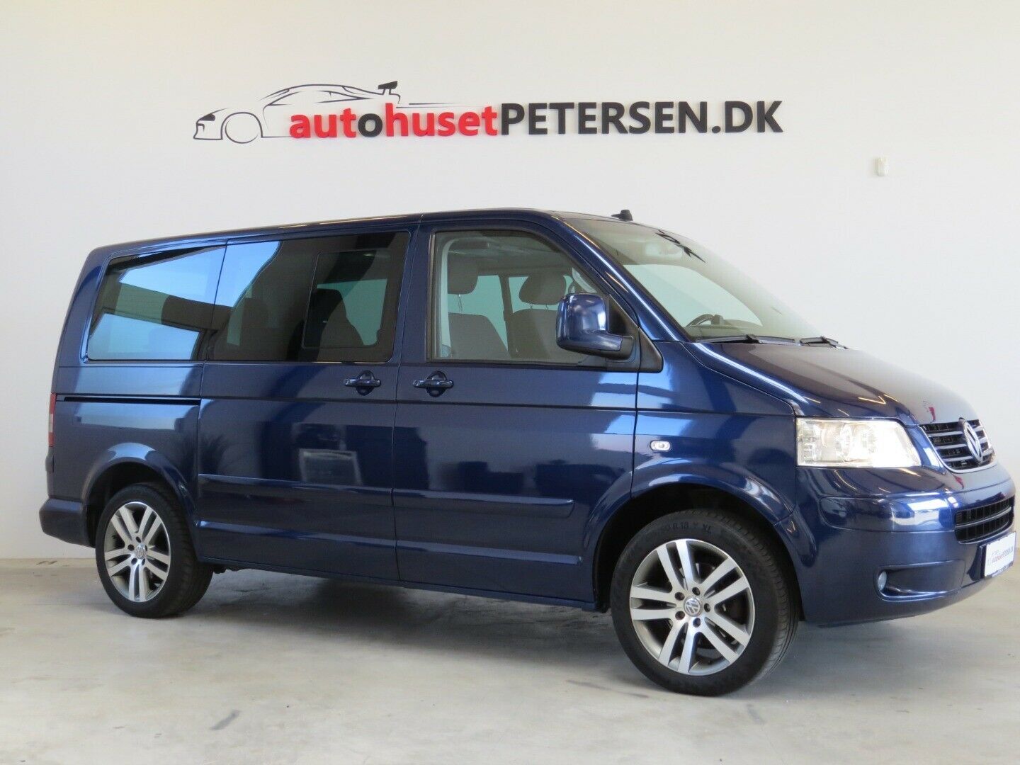 Blå VW Multivan fra 2003