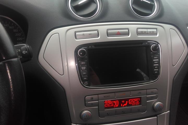 Sort Ford Mondeo fra 2008