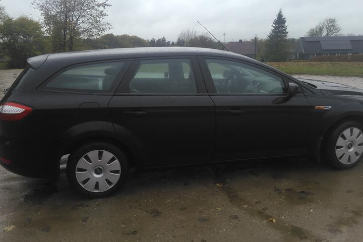 Sort Ford Mondeo fra 2008
