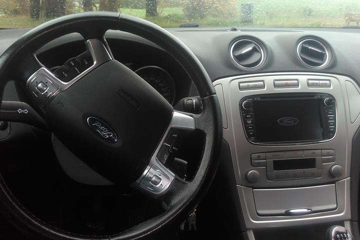 Sort Ford Mondeo fra 2008