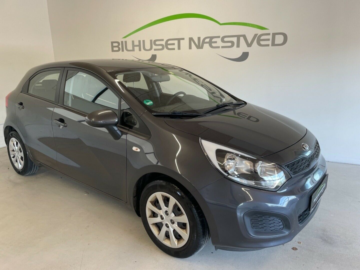 Grå Kia Rio fra 2013