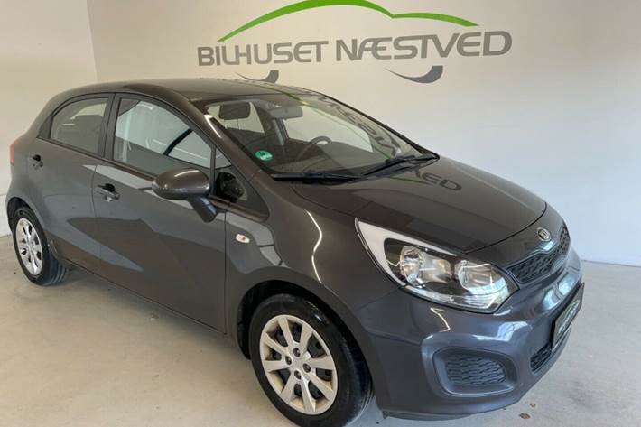 Grå Kia Rio fra 2013