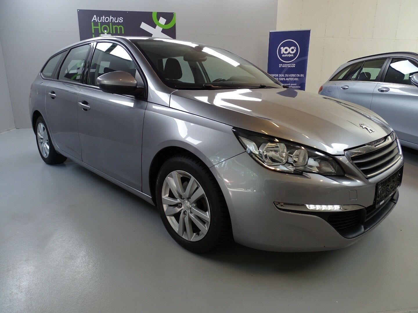 Grå Peugeot 308 fra 2016