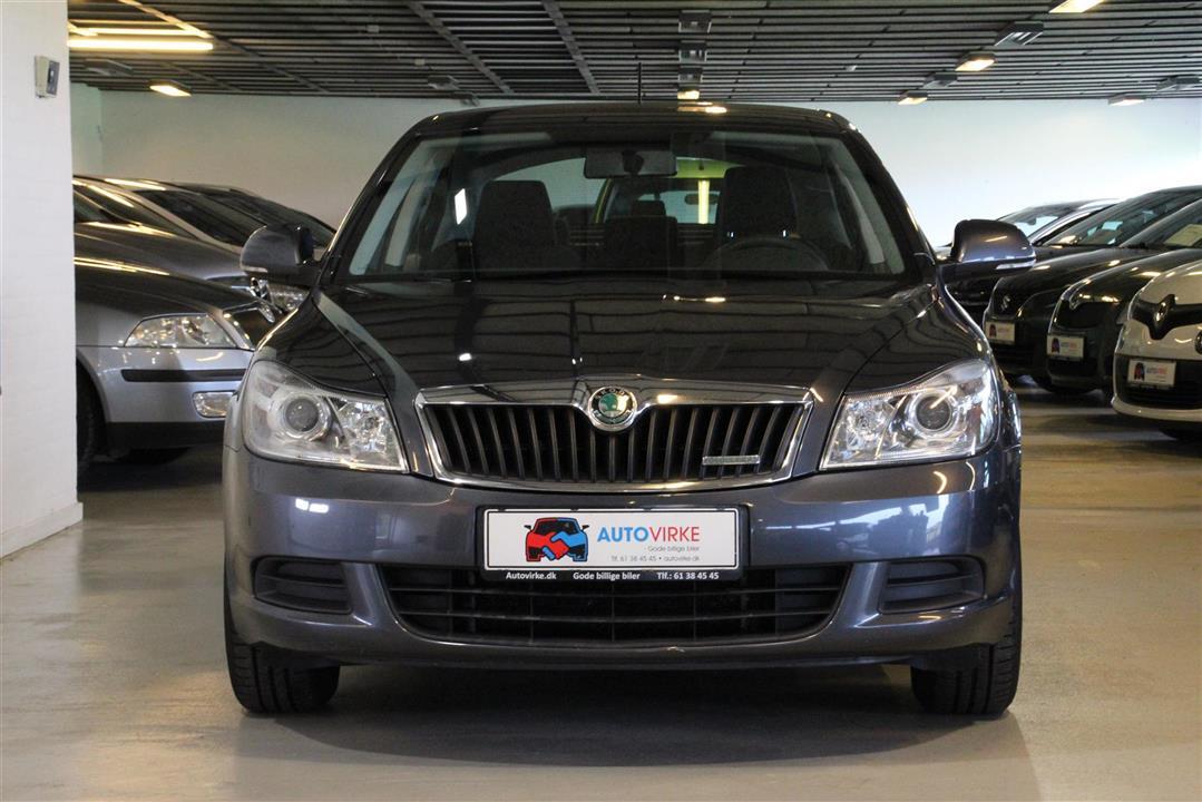 Grå Skoda Octavia fra 2012