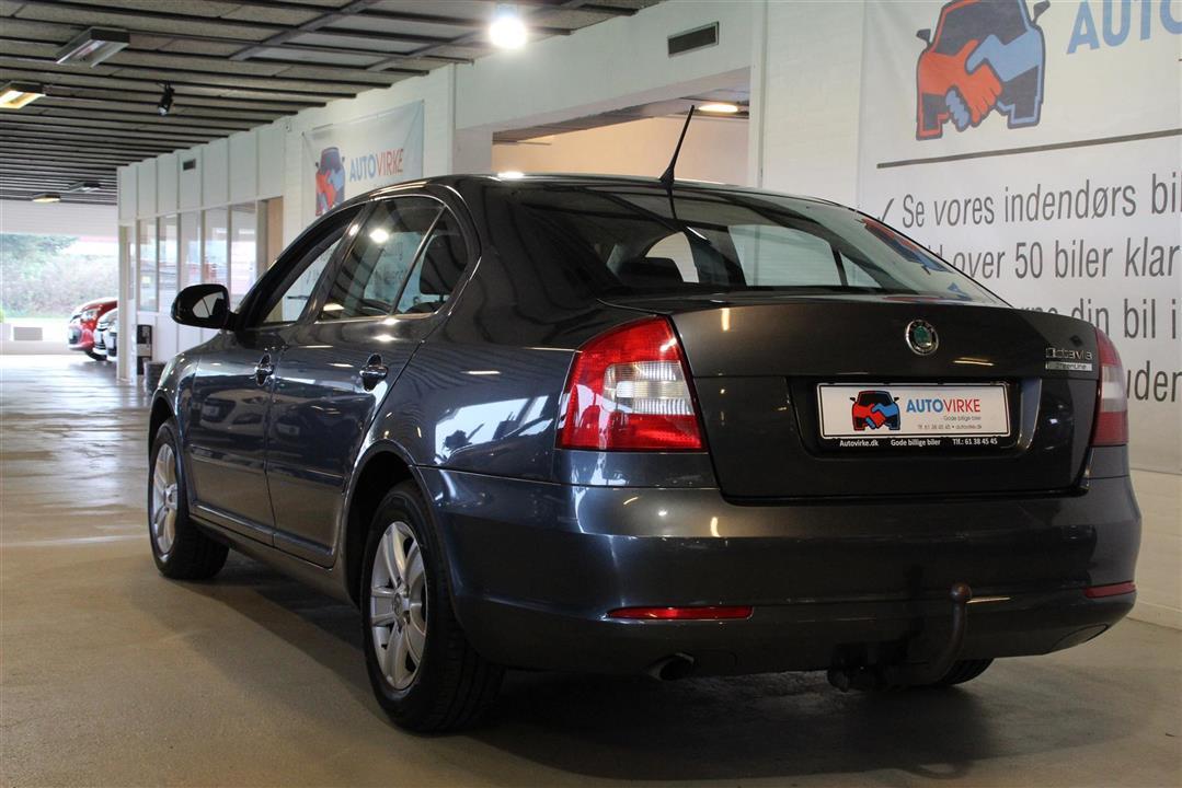 Grå Skoda Octavia fra 2012