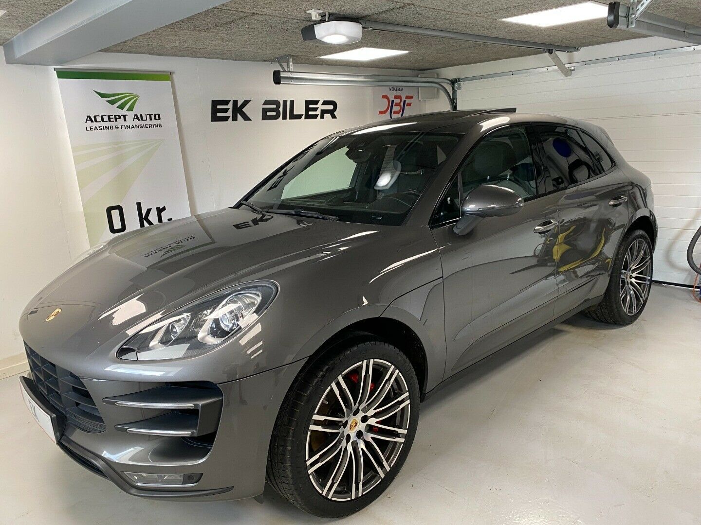 Grå Porsche Macan Turbo fra 2014