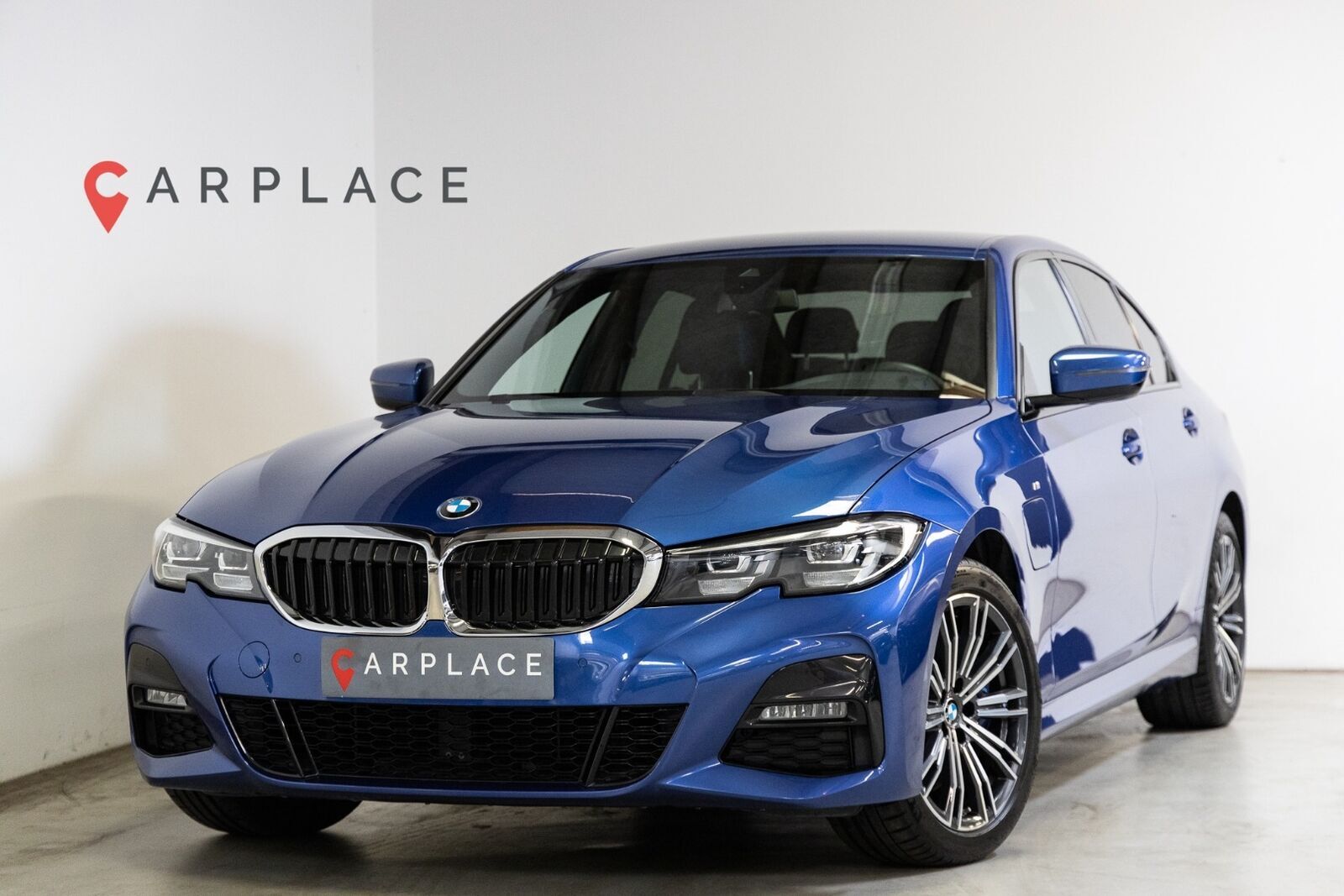 Blå BMW 330e fra 2020