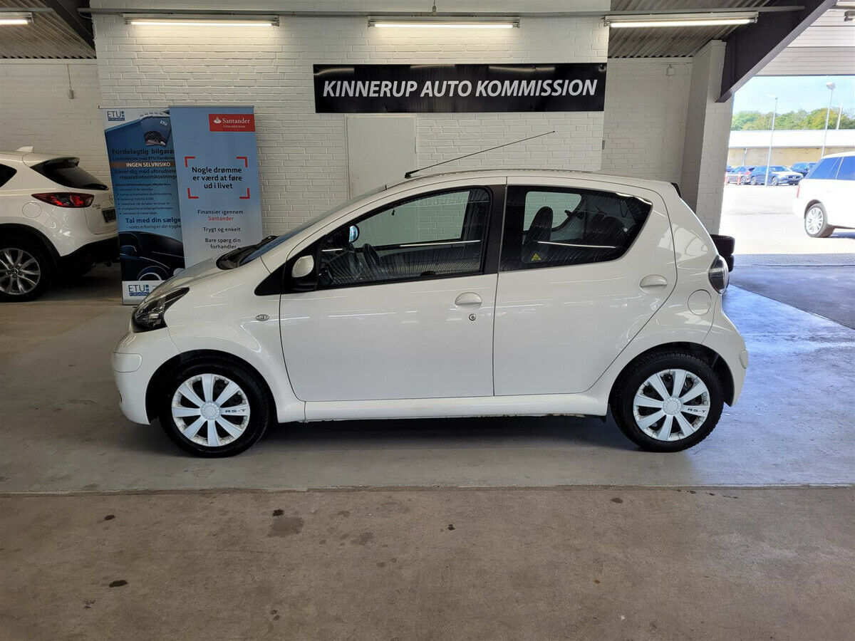 Hvid Toyota Aygo fra 2011