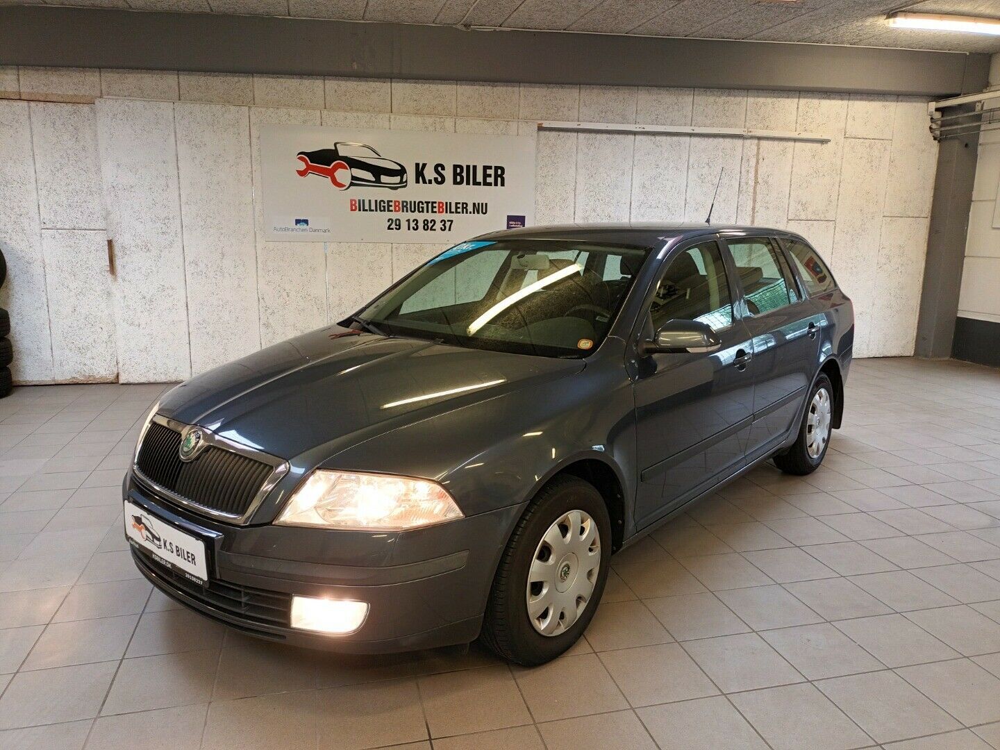 Grå Skoda Octavia fra 2008