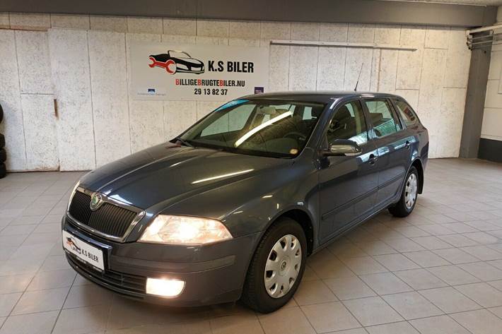 Grå Skoda Octavia fra 2008