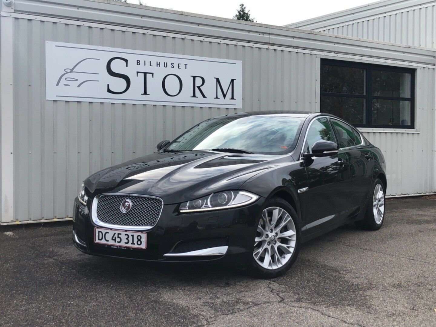 Grå Jaguar XF fra 2015