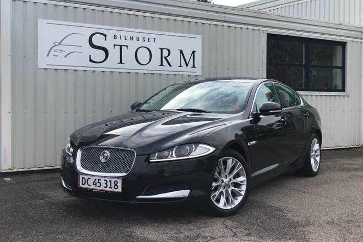 Grå Jaguar XF fra 2015
