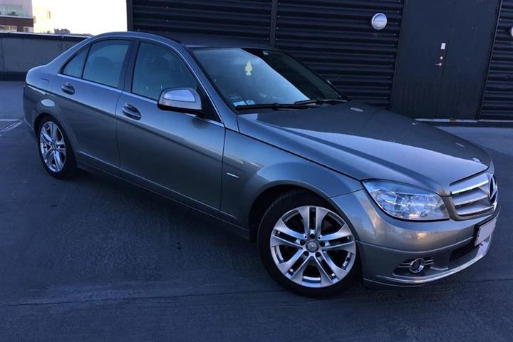 Grå Mercedes C220 fra 2008