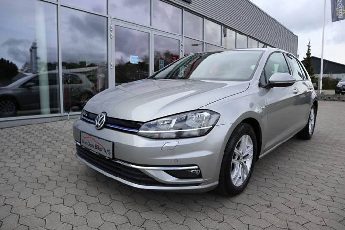 Grå VW Golf VII fra 2018