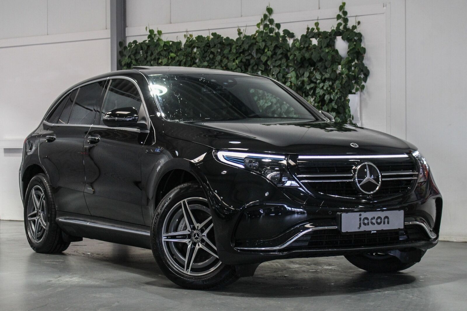 Grå Mercedes EQC400 fra 2021