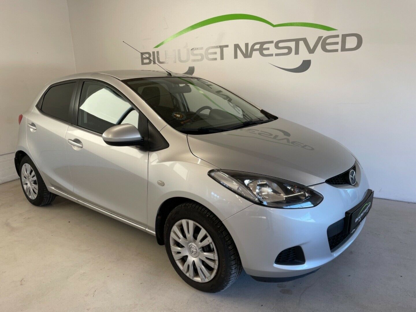 Grå Mazda 2 fra 2008