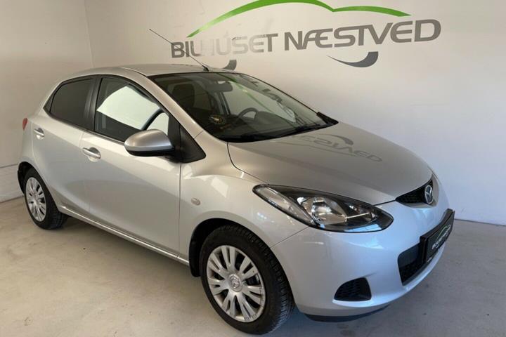 Grå Mazda 2 fra 2008