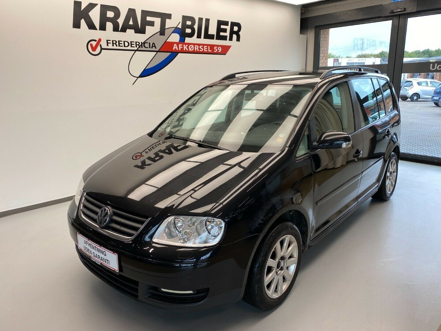 Grå VW Touran fra 2005