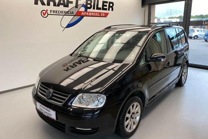 Grå VW Touran fra 2005