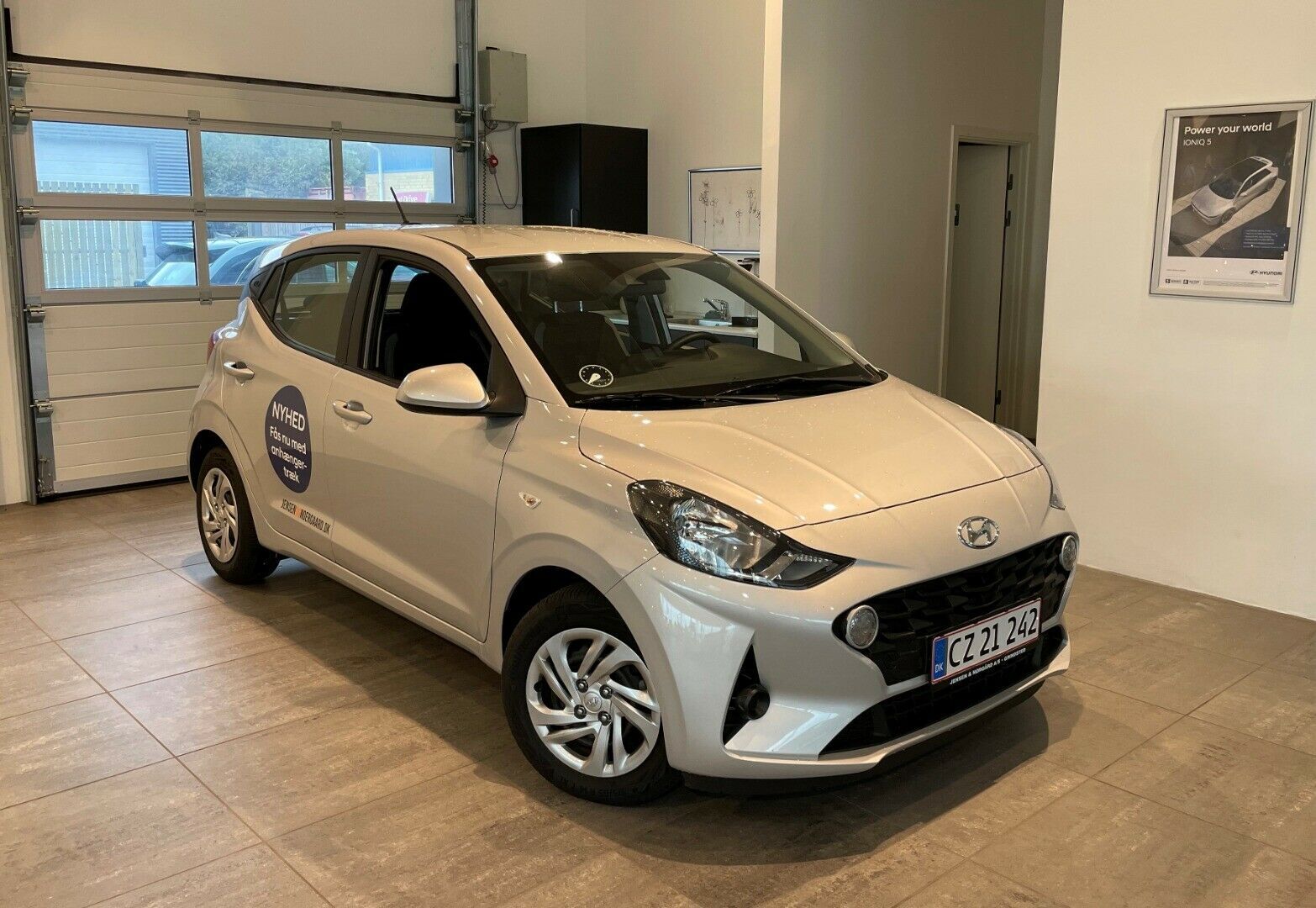 Grå Hyundai i10 fra 2021