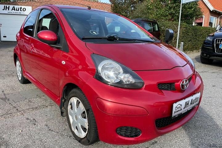 Grå Toyota Aygo fra 2011