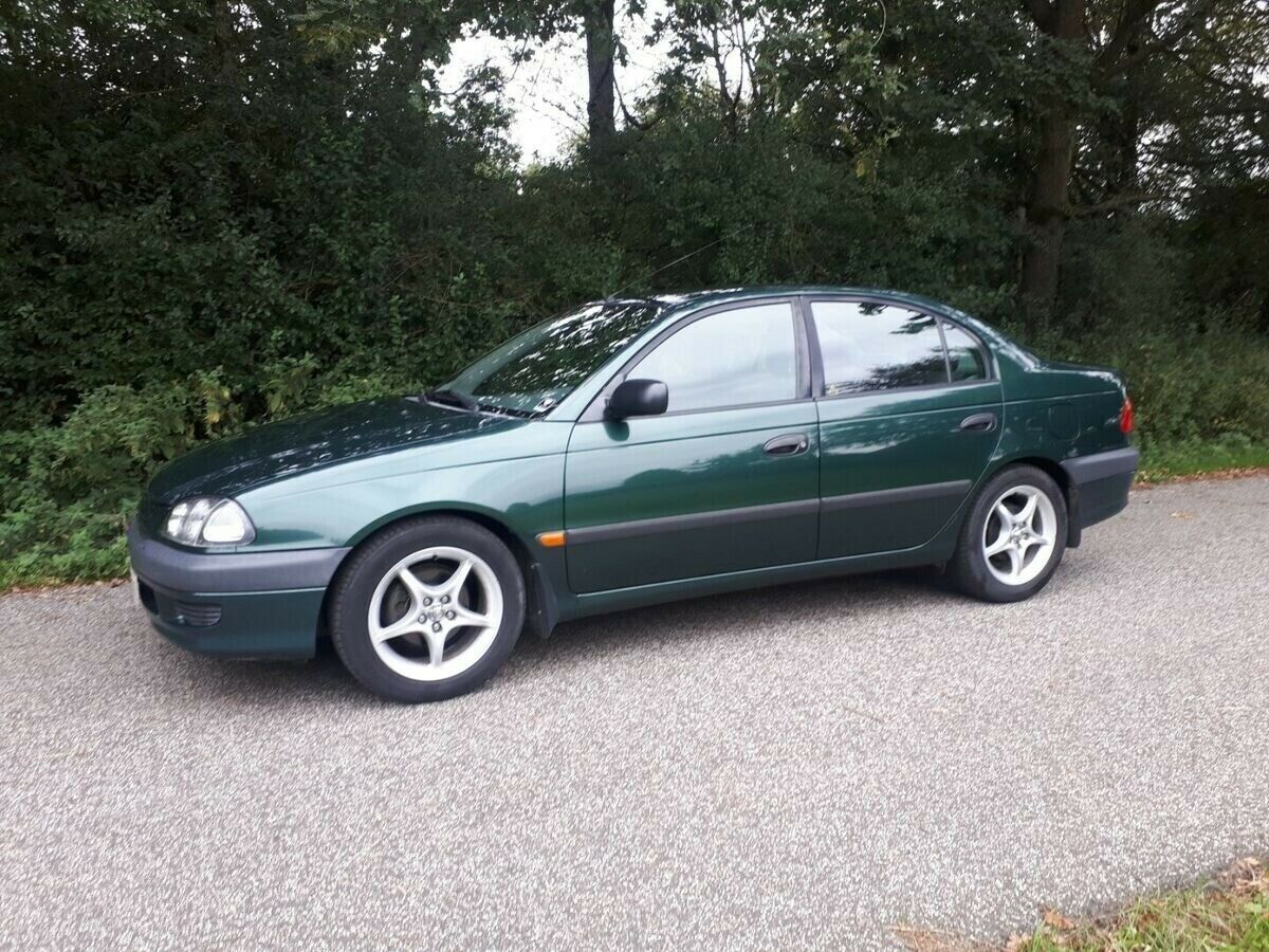 Grøn Toyota Avensis fra 2000