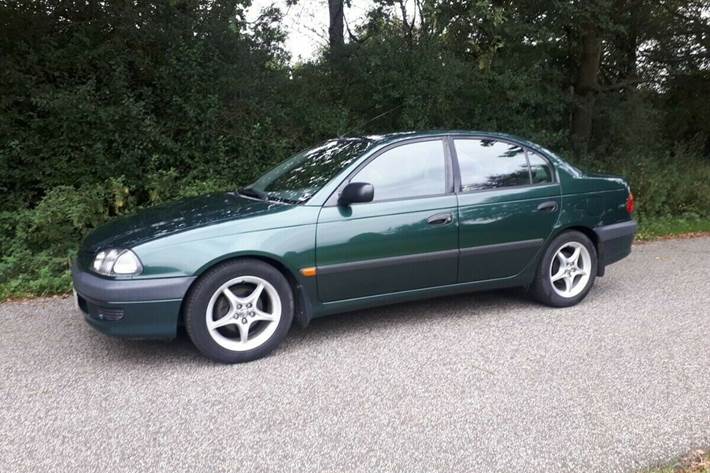 Grøn Toyota Avensis fra 2000