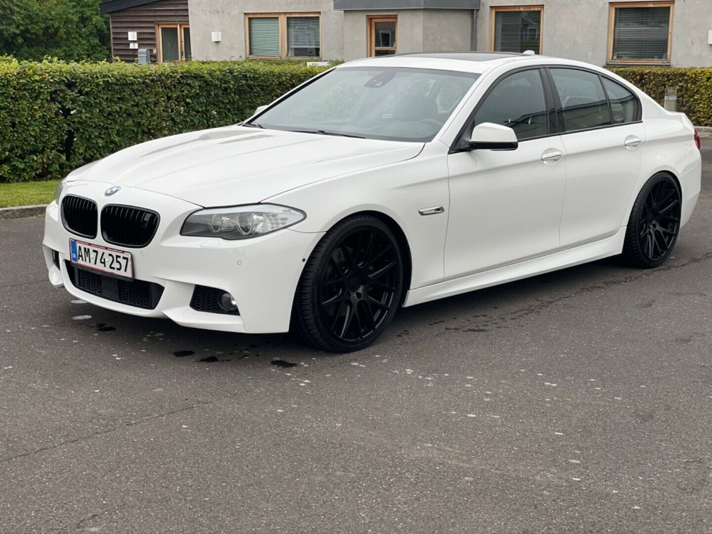 Hvid BMW 530d fra 2010