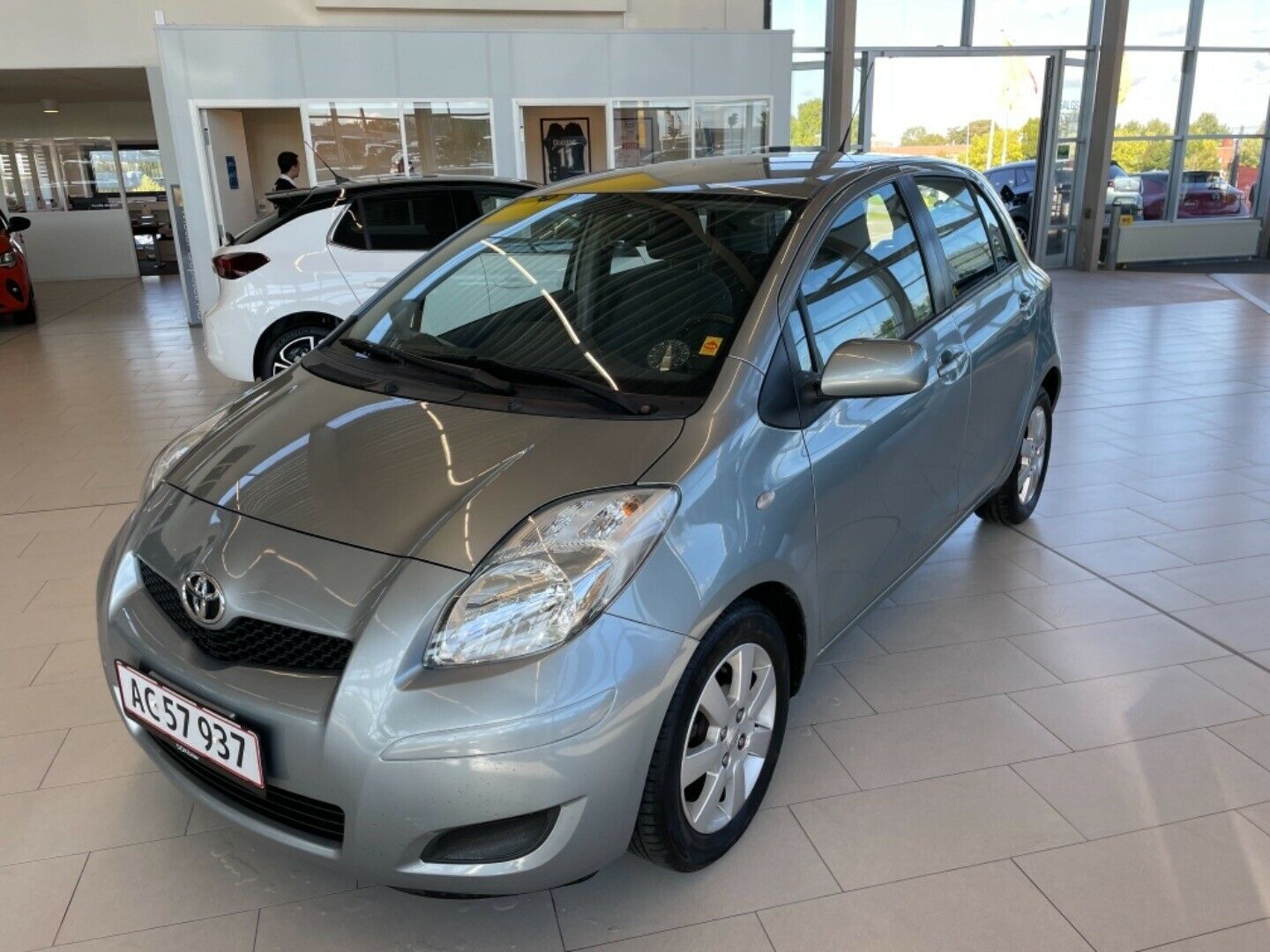 Grå Toyota Yaris fra 2009