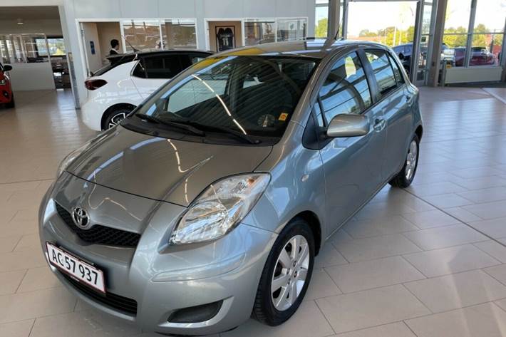 Grå Toyota Yaris fra 2009