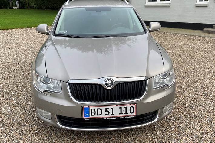 Beige Skoda Superb fra 2011