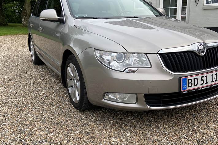 Beige Skoda Superb fra 2011