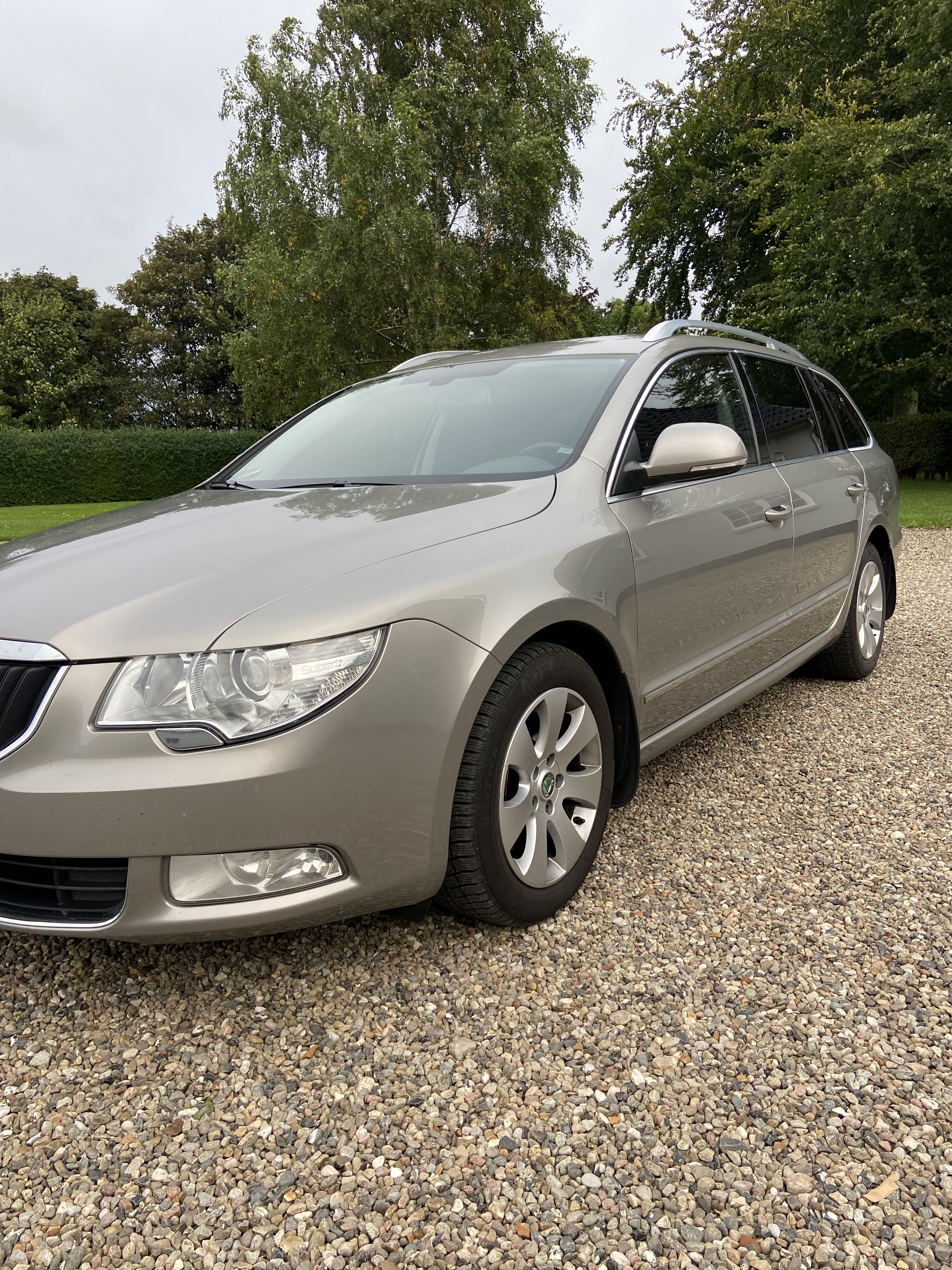 Beige Skoda Superb fra 2011