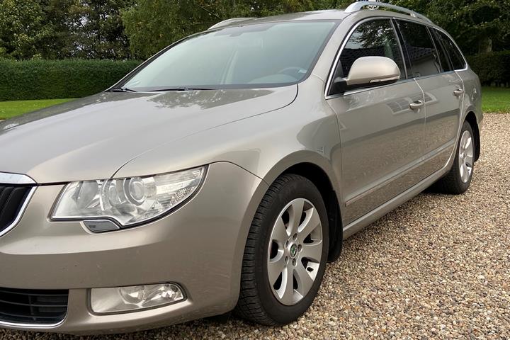 Beige Skoda Superb fra 2011