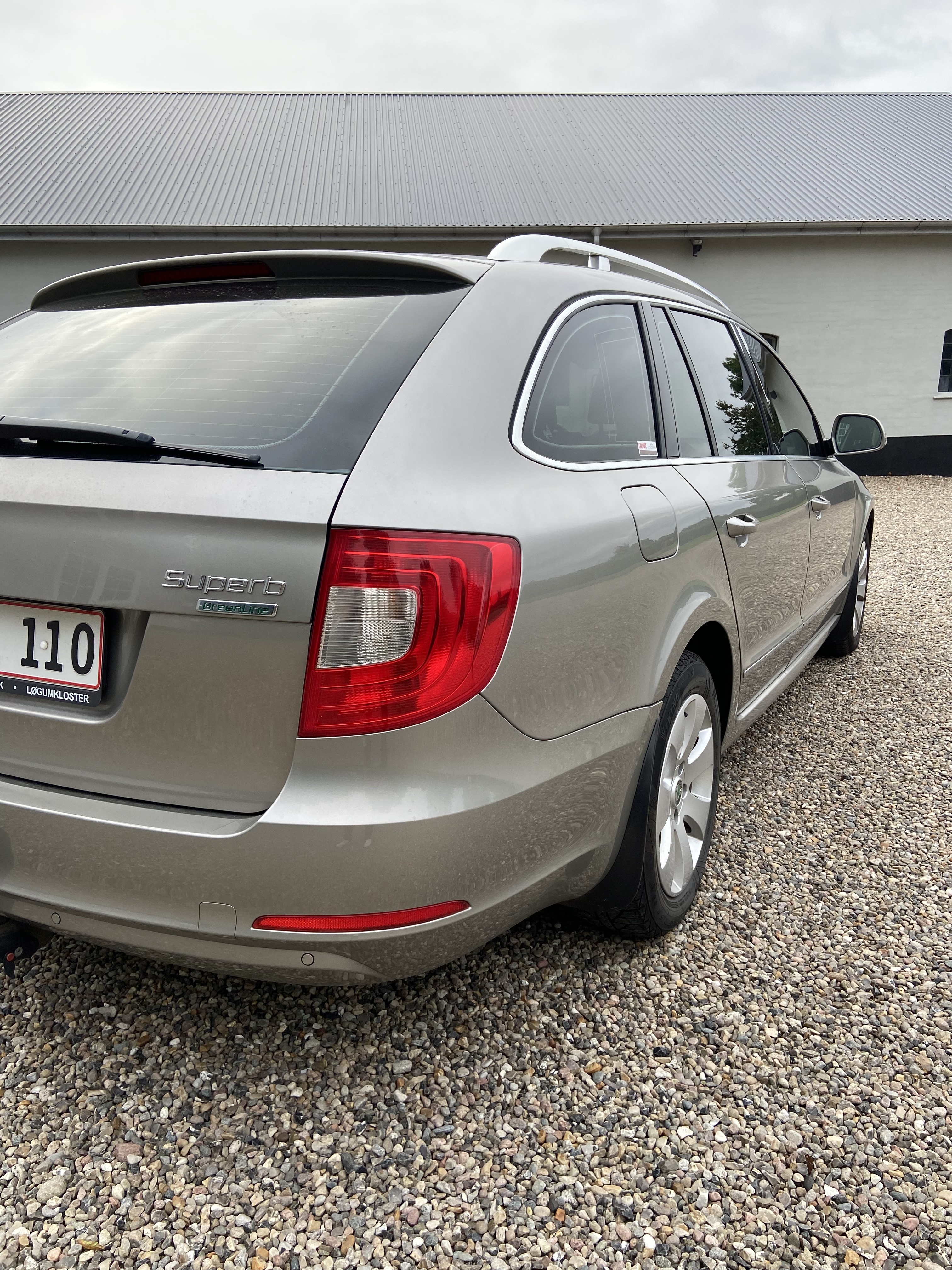 Beige Skoda Superb fra 2011