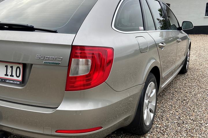Beige Skoda Superb fra 2011