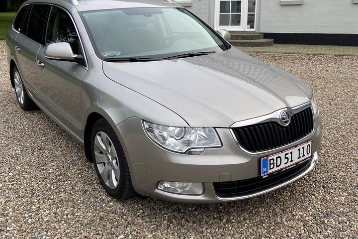 Beige Skoda Superb fra 2011