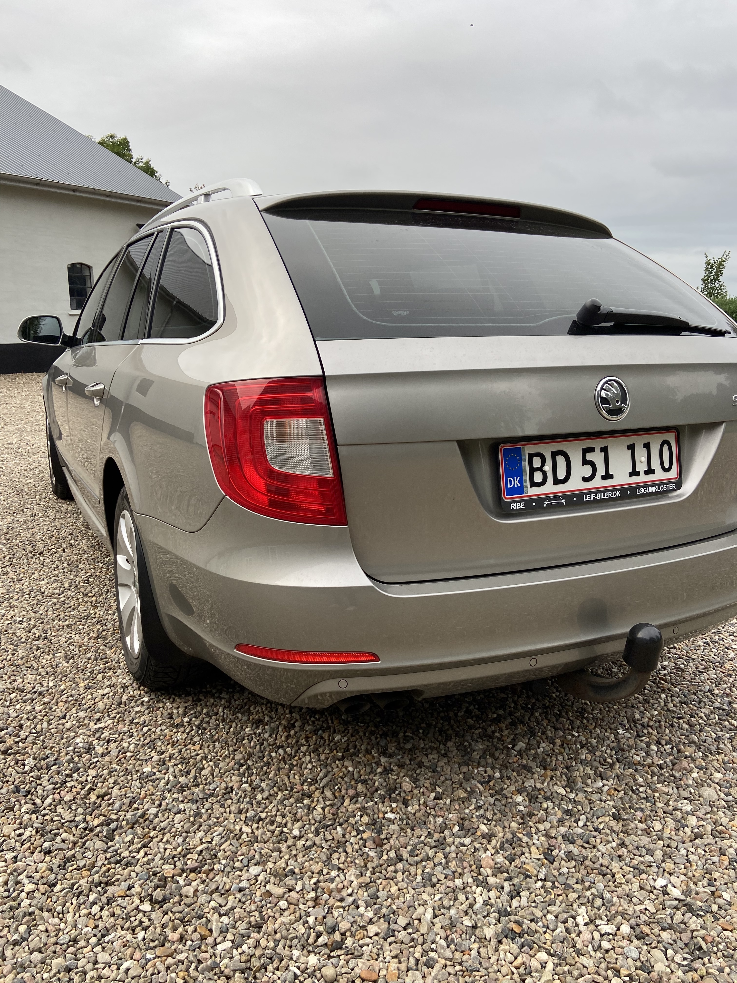 Beige Skoda Superb fra 2011